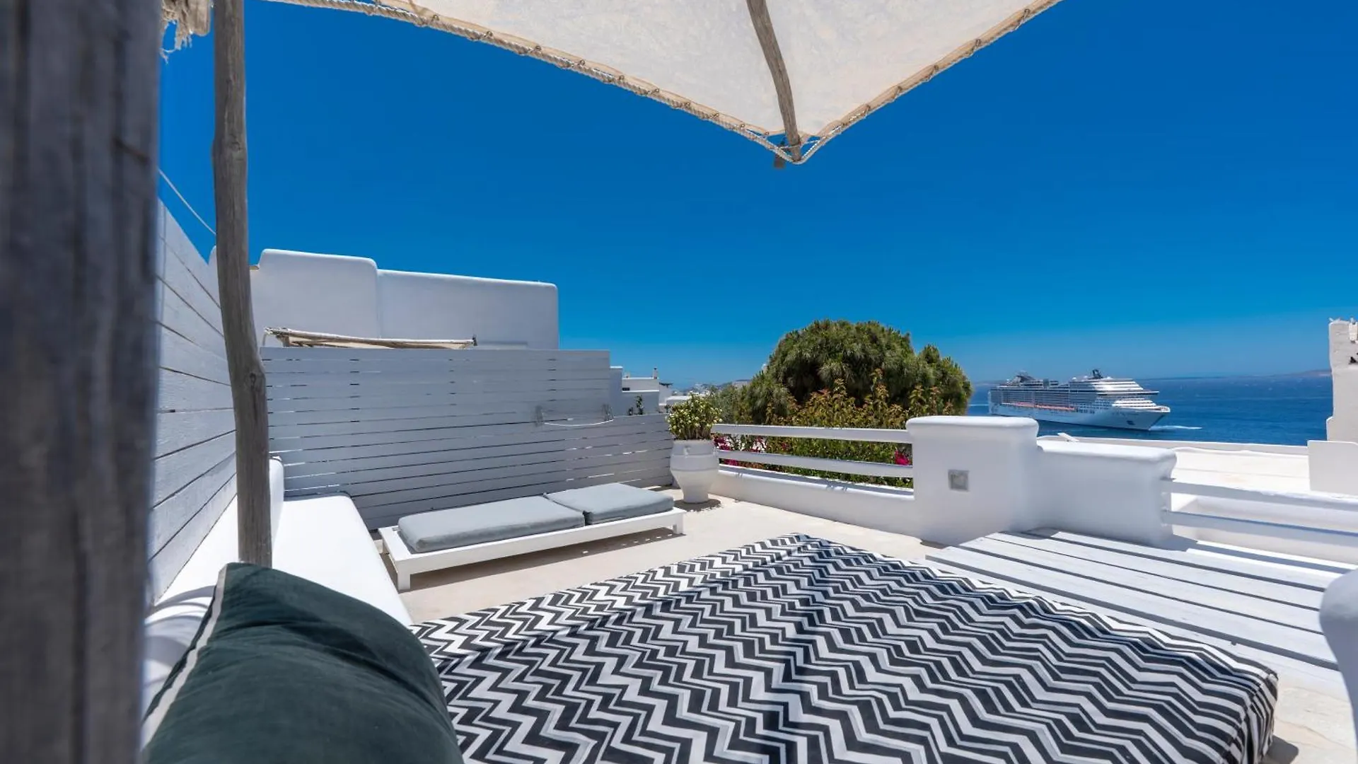 Flaskos Luxury Suites Agios Stefanos  Apart-hotel