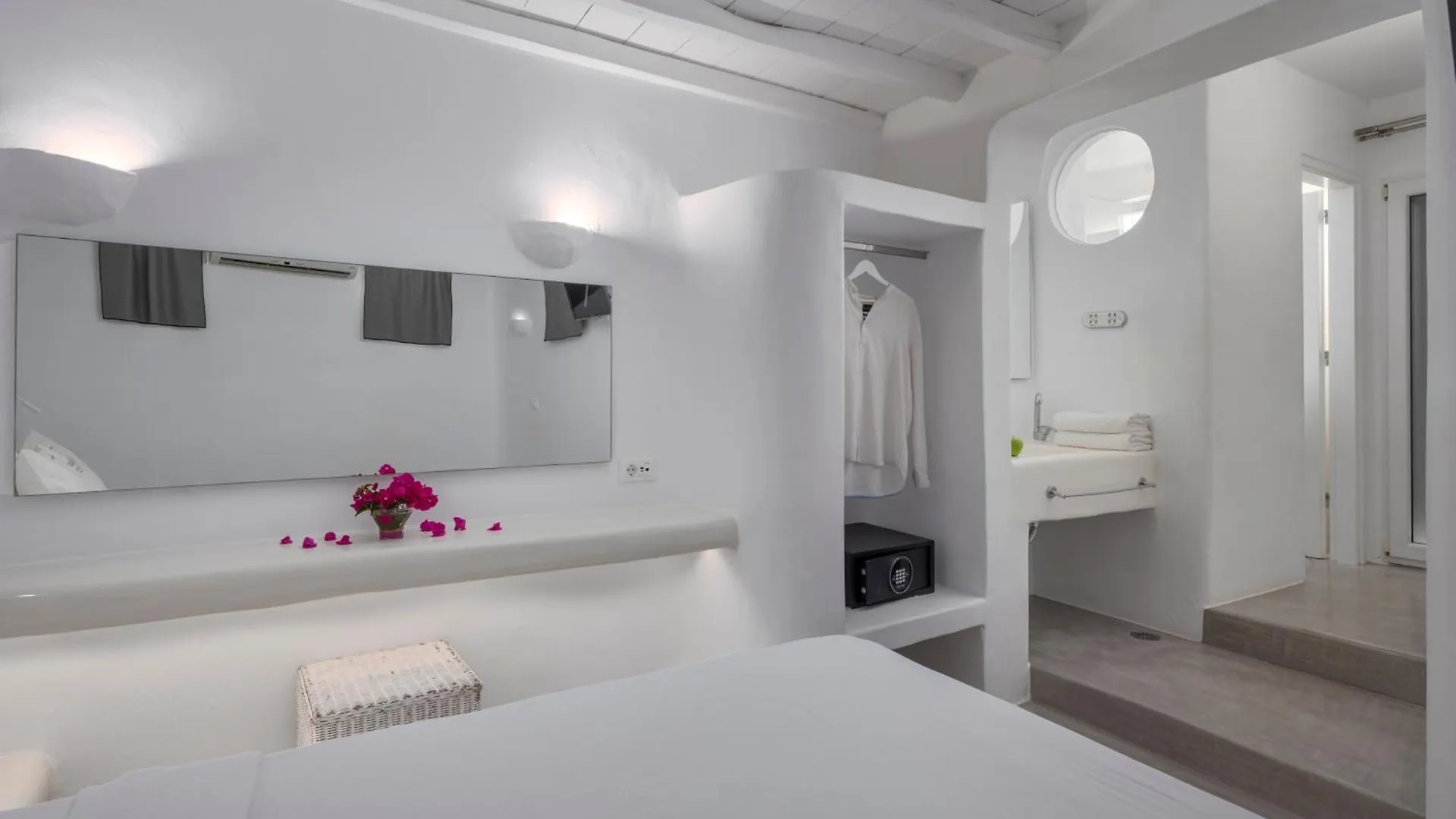 Flaskos Luxury Suites Agios Stefanos  Apart-hotel