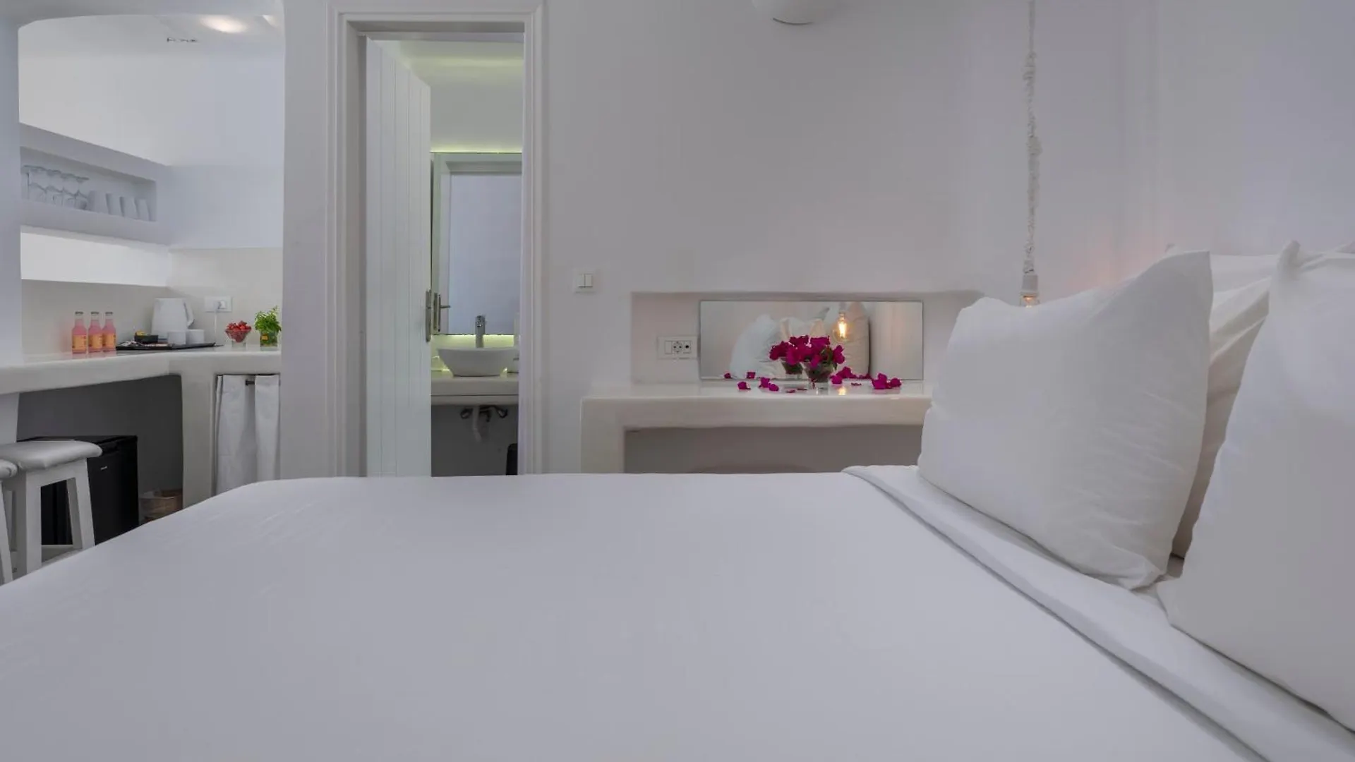 Flaskos Luxury Suites Agios Stefanos  Apart-hotel