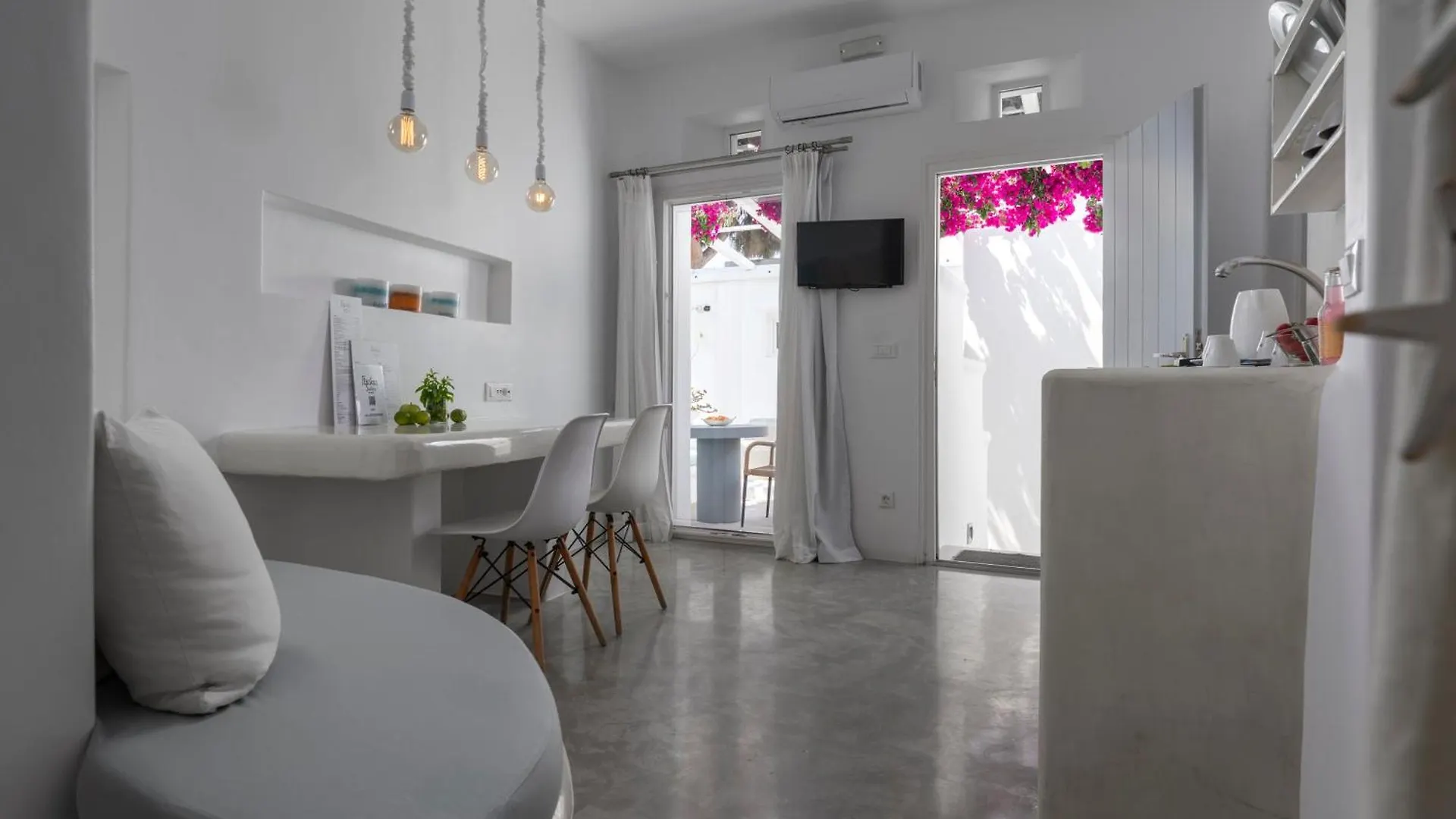 **** Aparthotel Flaskos Luxury Suites Agios Stefanos  Řecko